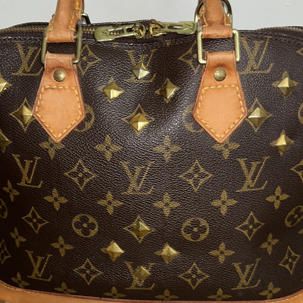 🔥🔥 Louis Vuitton Alma Purse with studded gold medal front and two zippers. - Picture 13 of 16